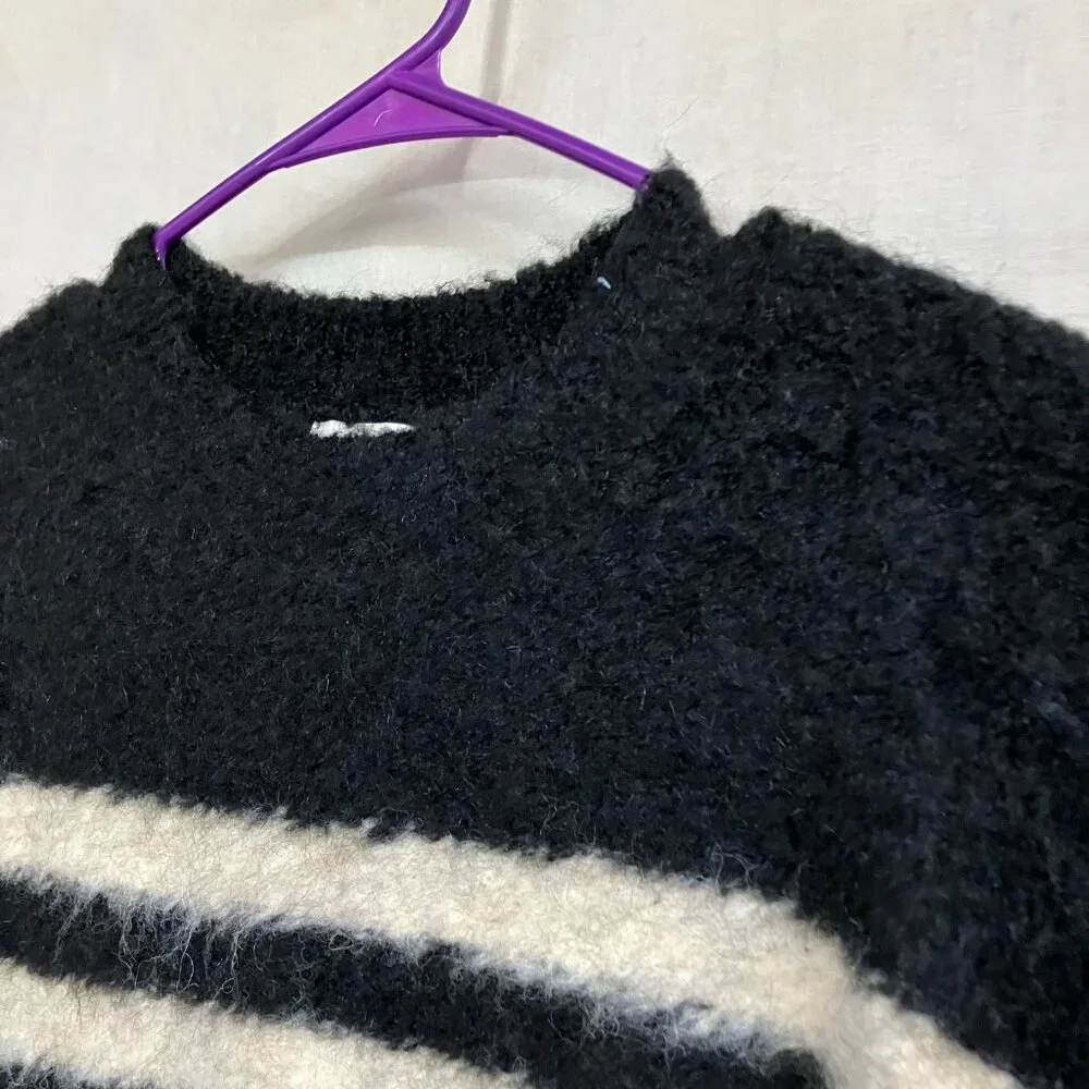 Universal Thread Women's S Black/Cream Striped Pullover Boucle Crew Neck Sweater